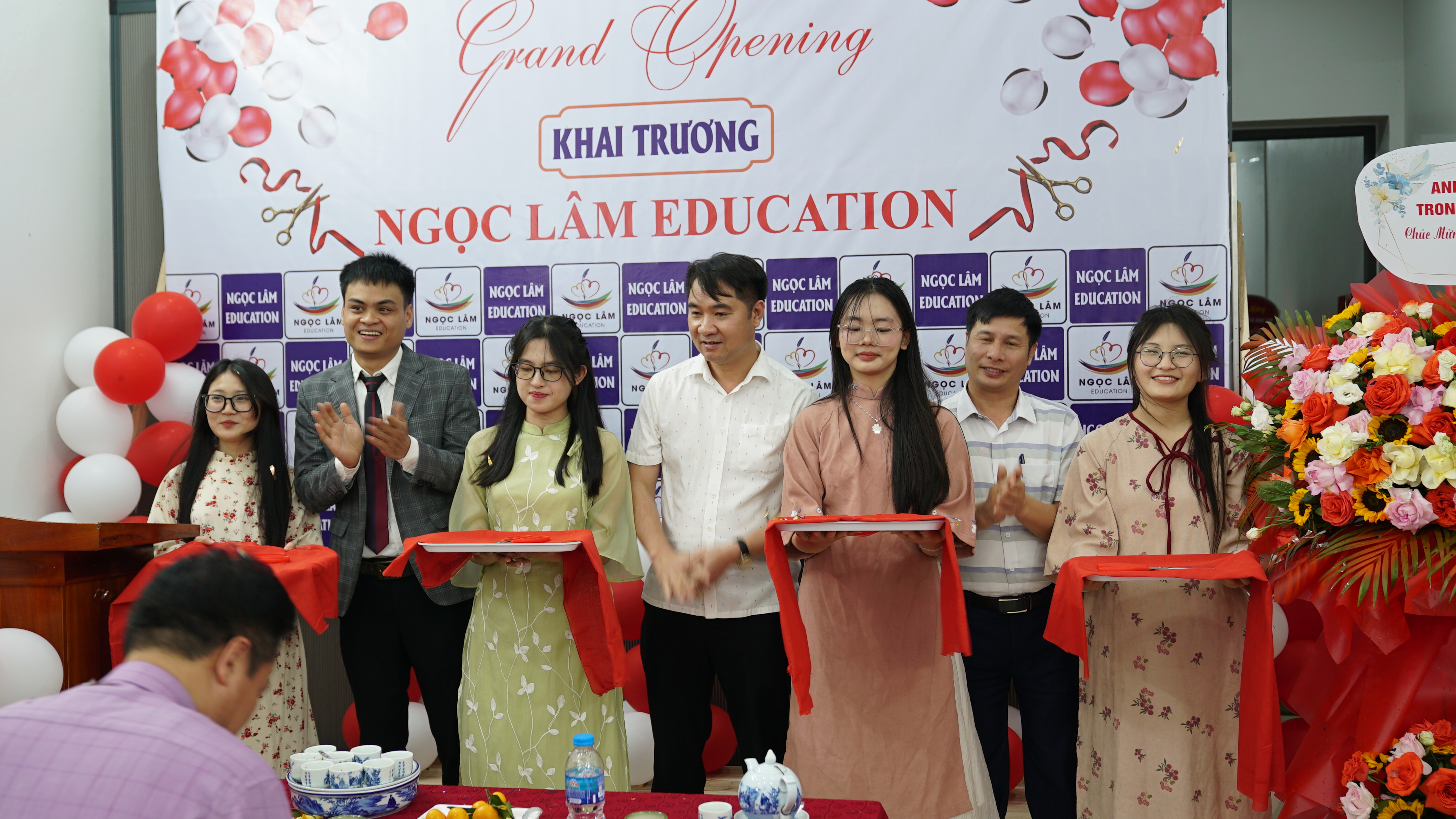 Cắt băng khánh thành 11