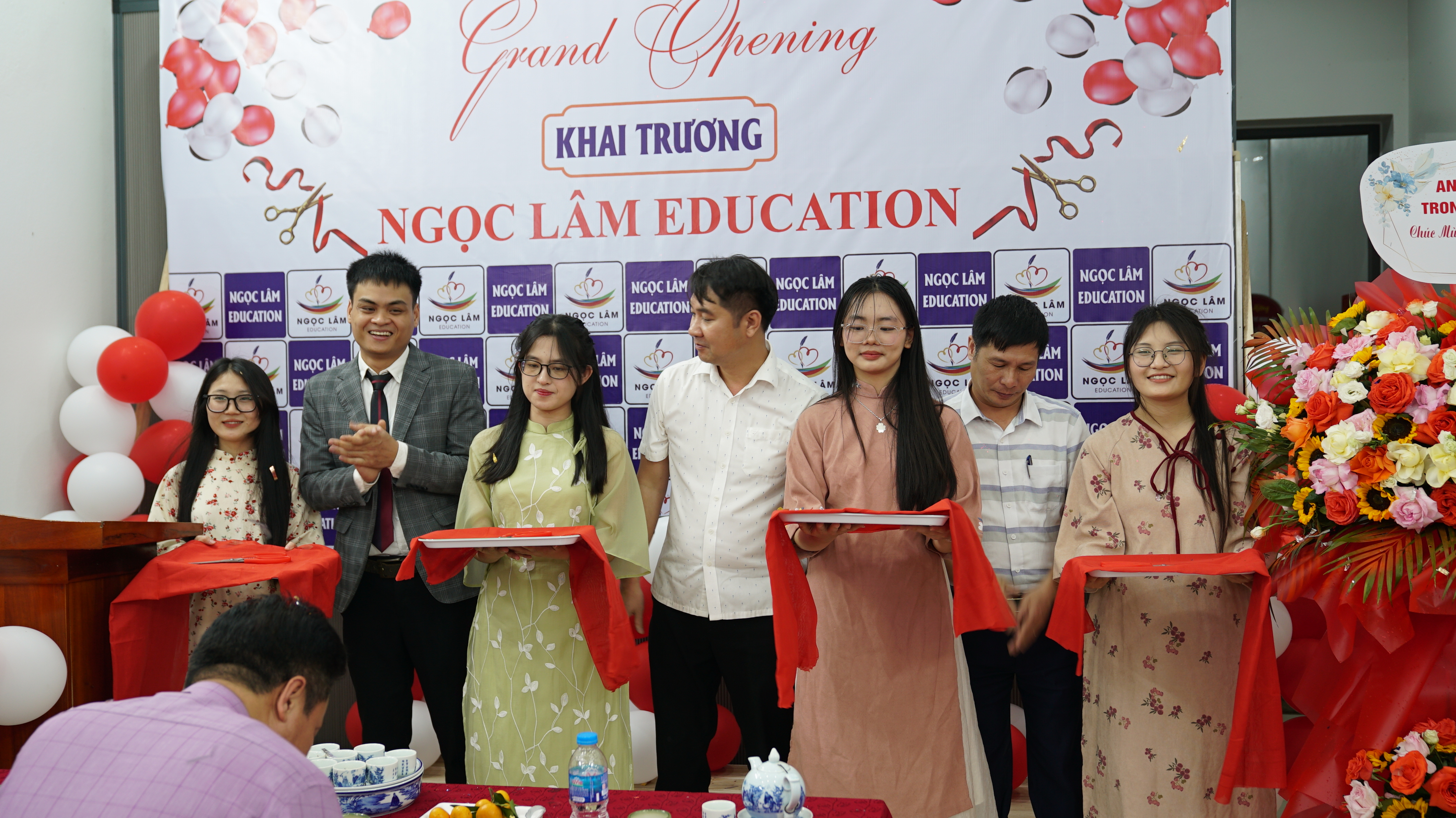 Cắt băng khánh thành 12