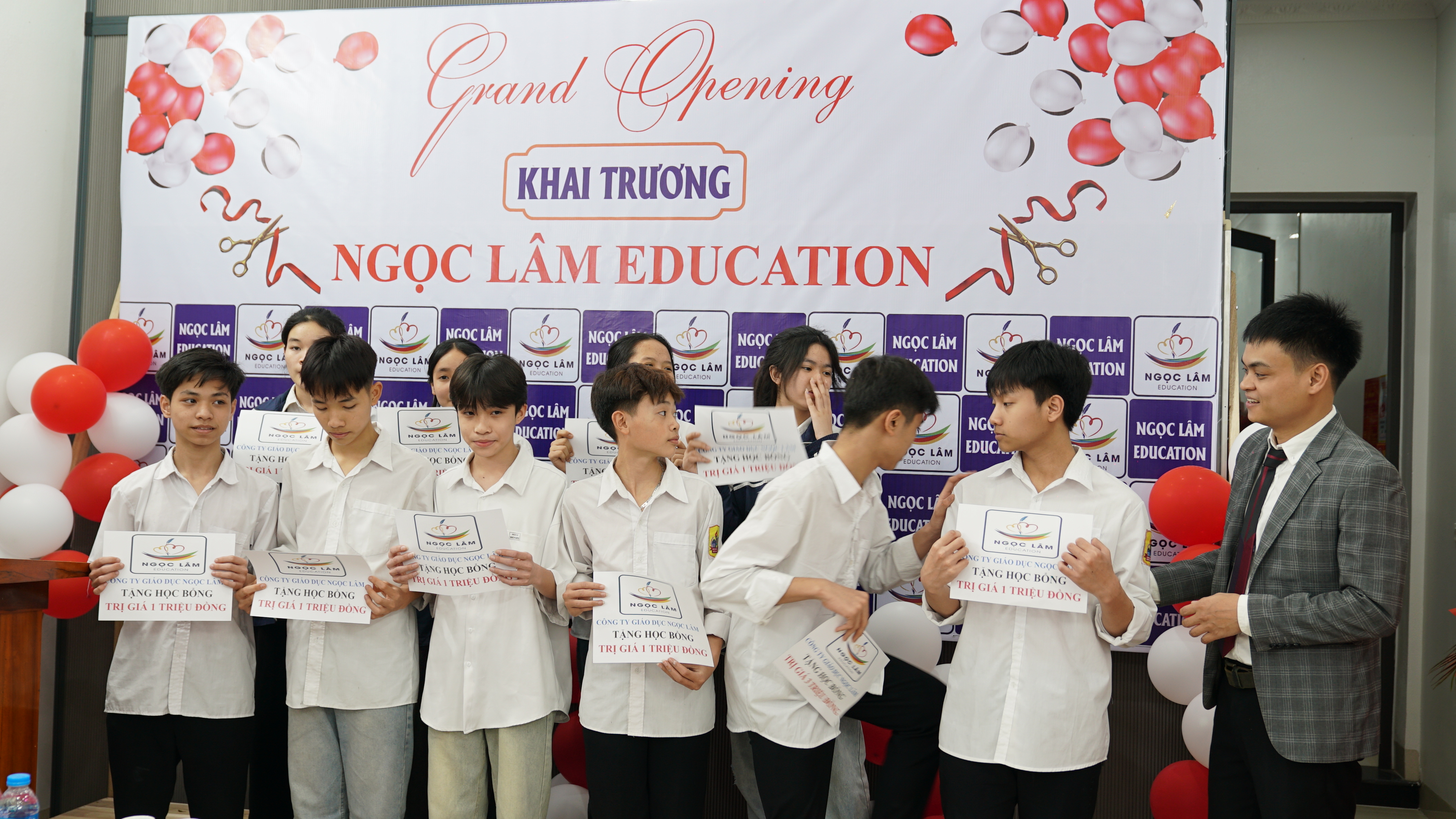 Cắt băng khánh thành 2